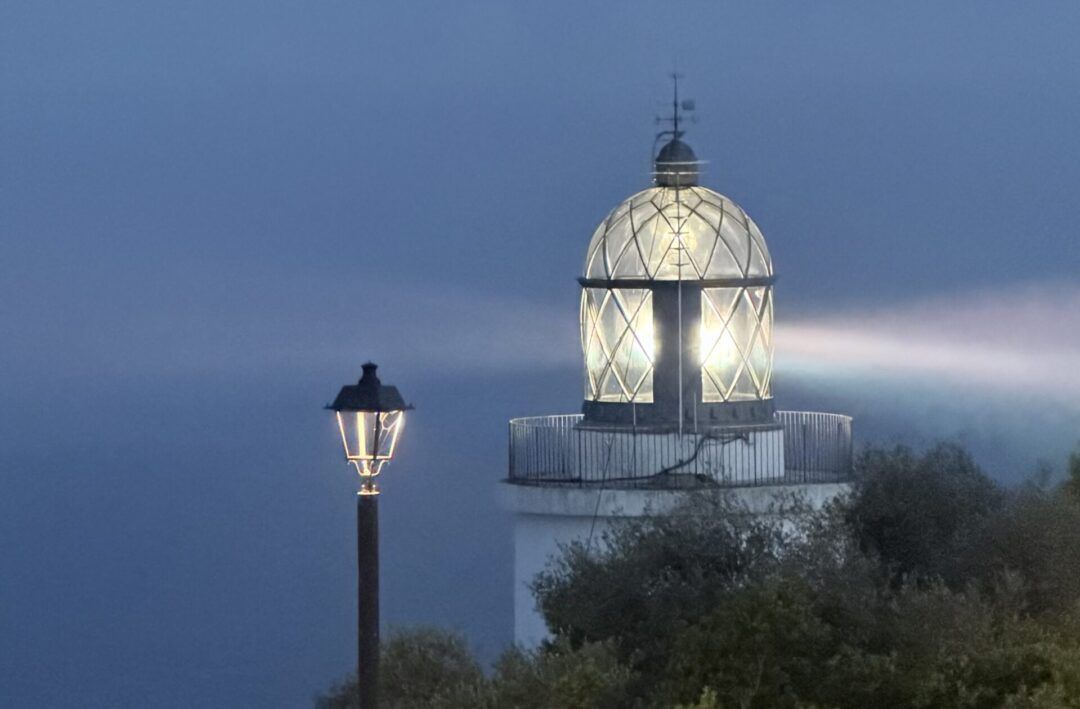 El faro te guía en tus decisiones.