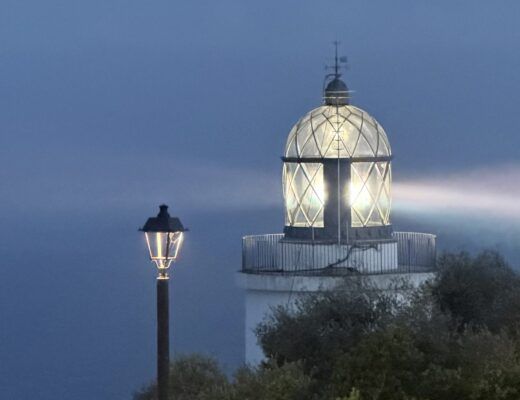El faro te guía en tus decisiones.